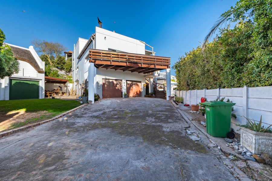 7 Bedroom Property for Sale in Middedorp Western Cape